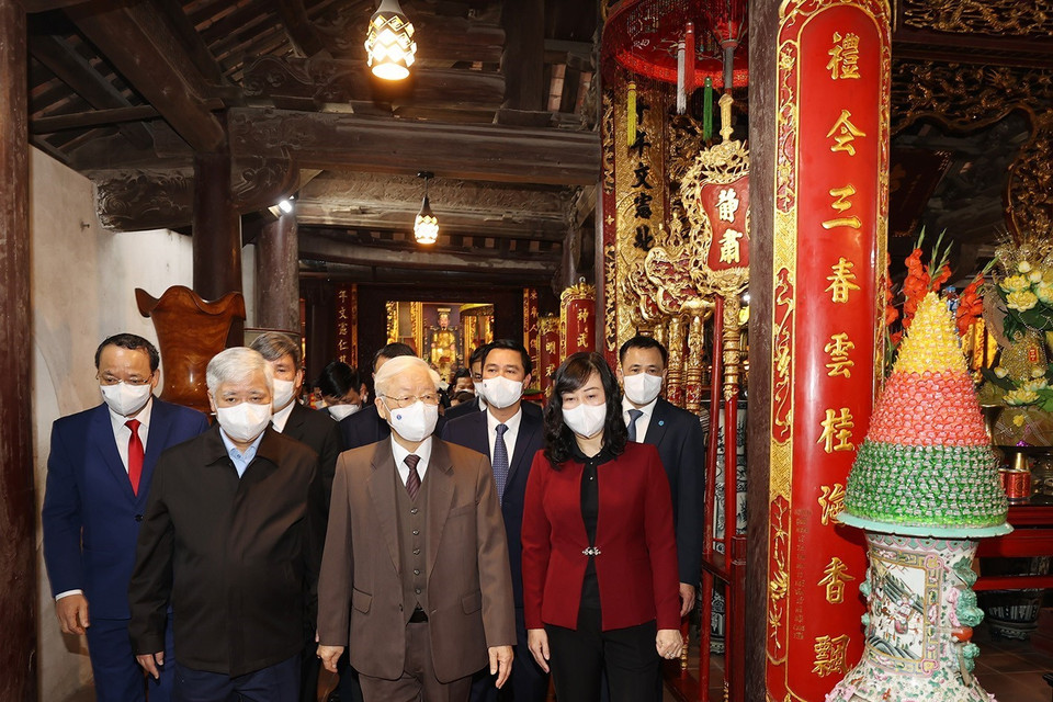 Tổng Bí thư Nguyễn Phú Trọng thăm Di tích lịch sử-văn hóa Đền Đô. (Ảnh: Trí Dũng/TTXVN)