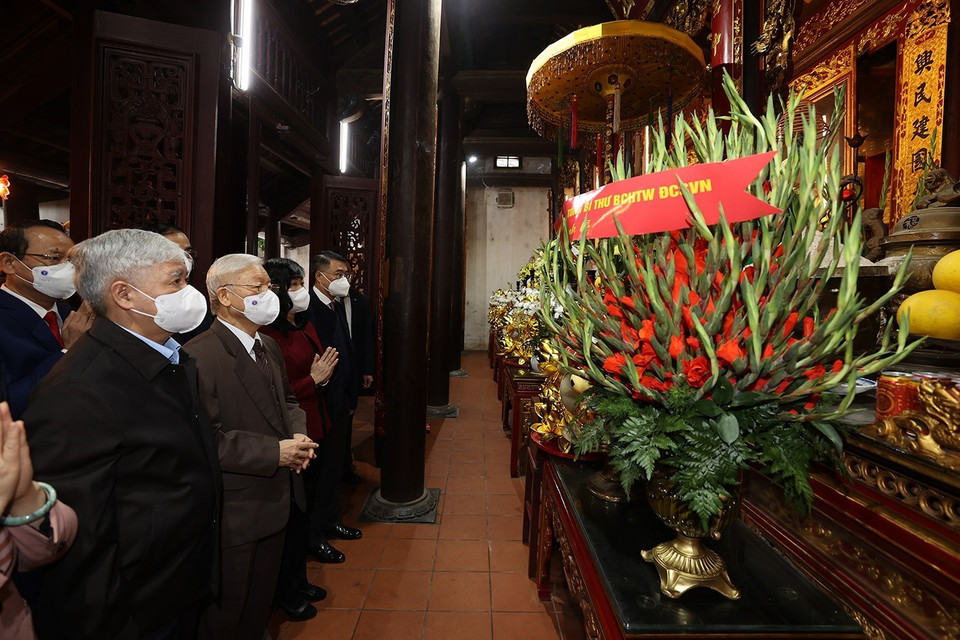 Tổng Bí thư Nguyễn Phú Trọng dâng hương tưởng niệm 8 vị Vua nhà Lý tại Di tích lịch sử-văn hóa Đền Đô. (Ảnh: Trí Dũng/TTXVN)