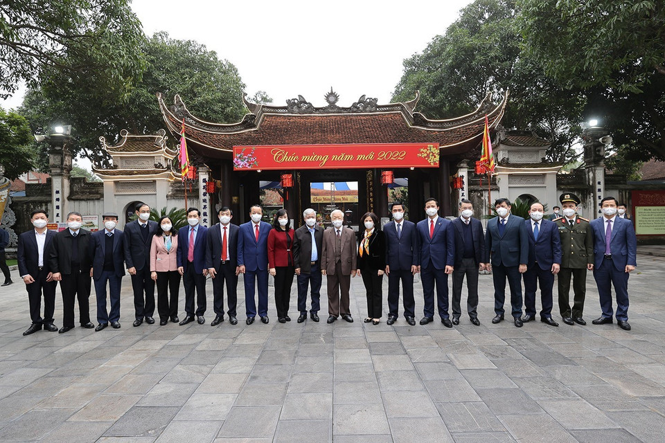 Tổng Bí thư Nguyễn Phú Trọng với các đại biểu tại Di tích lịch sử-văn hóa Đền Đô. (Ảnh: Trí Dũng/TTXVN)