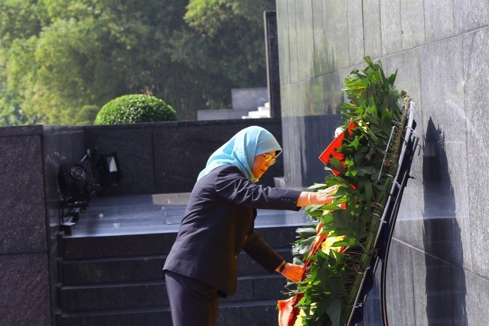 Tổng thống Cộng hòa Singapore Halimah Yacob đặt vòng hoa và vào Lăng viếng Chủ tịch Hồ Chí Minh. (Ảnh: Văn Điệp/TTXVN)