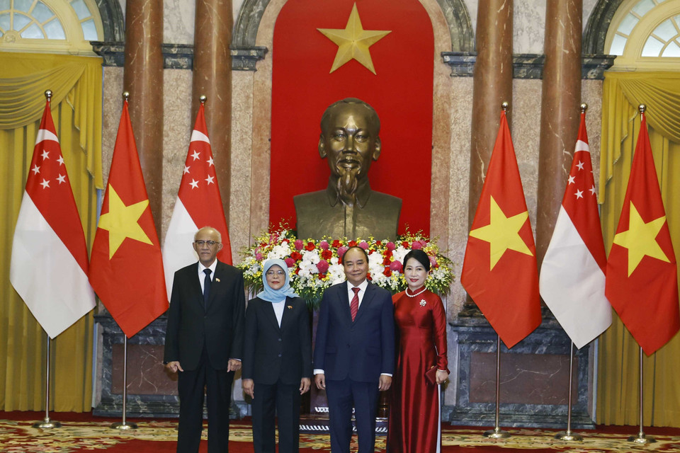 Nguyễn Xuân Phúc và Phu nhân cùng Tổng thống Cộng hòa Singapore Halimah Yacob và Phu quân tại lễ đón. (Ảnh: Thống Nhất/TTXVN)