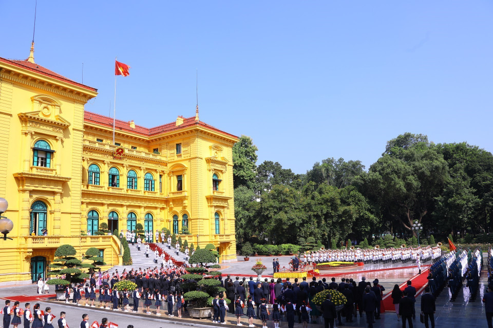 Quang cảnh Lễ đón chính thức Tổng thống Cộng hòa Singapore Halimah Yacob tại Phủ Chủ tịch. (Ảnh: Văn Điệp/TTXVN)