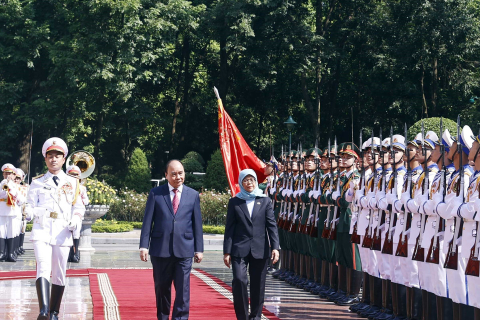 Chủ tịch nước Nguyễn Xuân Phúc và Tổng thống Cộng hòa Singapore Halimah Yacob duyệt Đội danh dự Quân đội Nhân dân Việt Nam. (Ảnh: Thống Nhất/TTXVN)