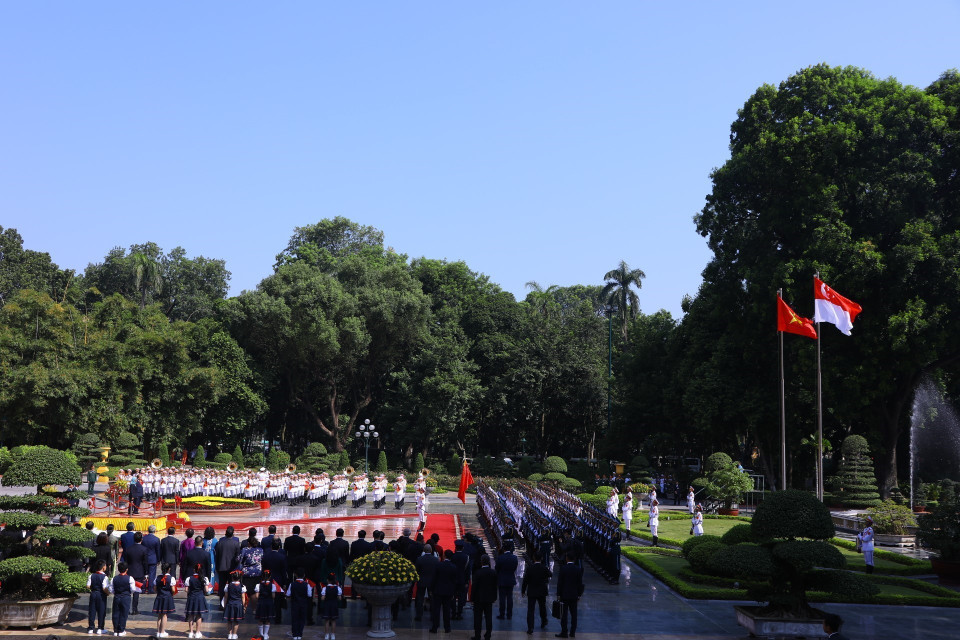Quang cảnh Lễ đón chính thức Tổng thống Cộng hòa Singapore Halimah Yacob tại Phủ Chủ tịch. (Ảnh: Văn Điệp/TTXVN)