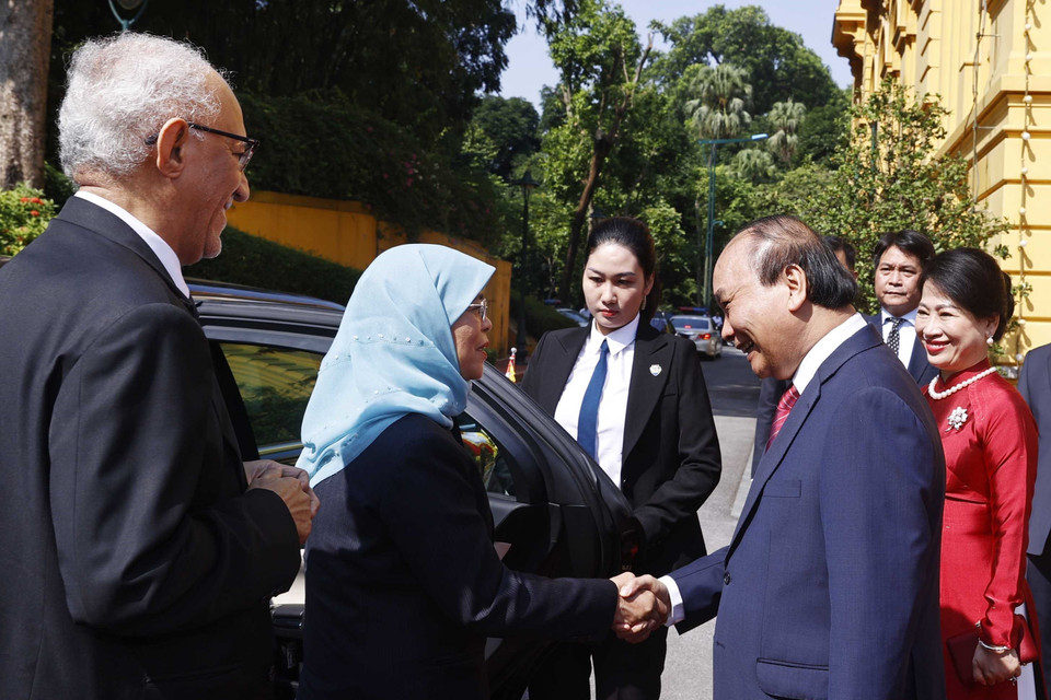Chủ tịch nước Nguyễn Xuân Phúc đón Tổng thống Cộng hòa Singapore Halimah Yacob. (Ảnh: Thống Nhất/TTXVN)
