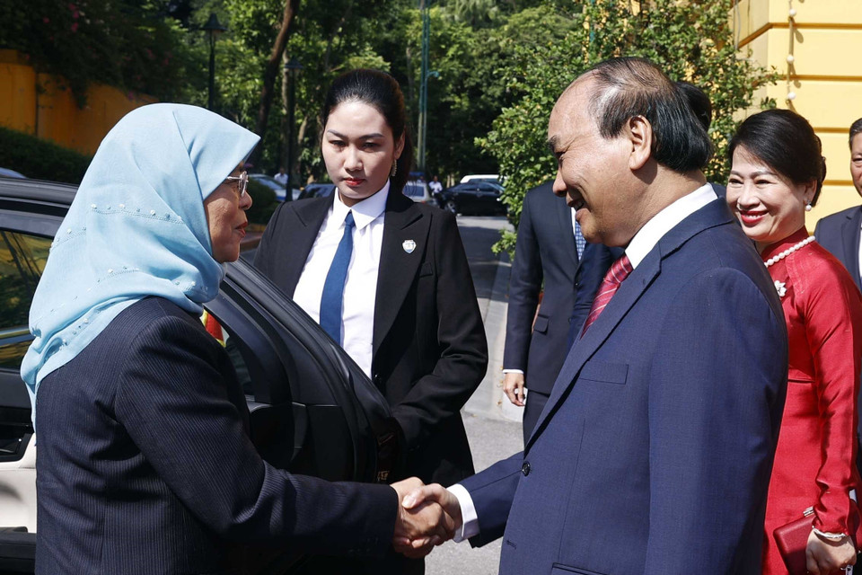 Chủ tịch nước Nguyễn Xuân Phúc đón Tổng thống Cộng hòa Singapore Halimah Yacob. (Ảnh: Thống Nhất/TTXVN)