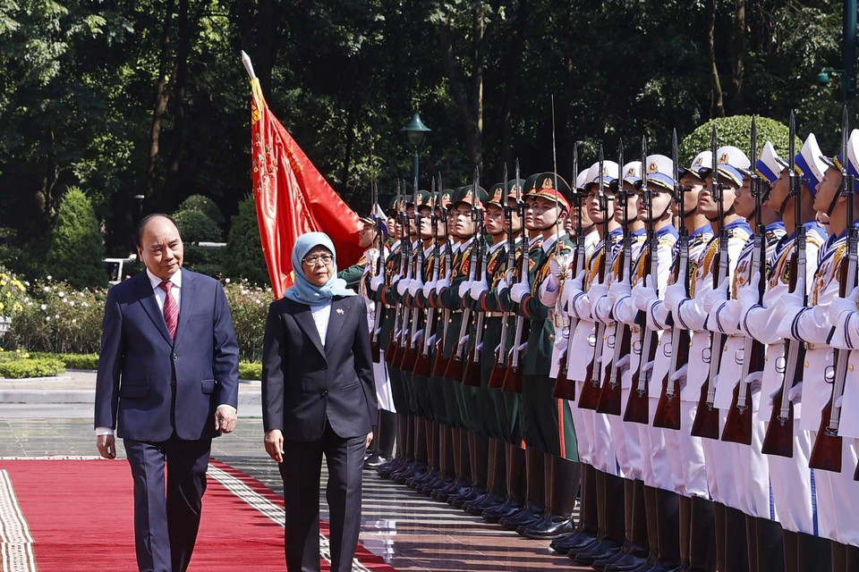 Chủ tịch nước Nguyễn Xuân Phúc và Tổng thống Cộng hòa Singapore Halimah Yacob duyệt Đội danh dự Quân đội Nhân dân Việt Nam. (Ảnh: Thống Nhất/TTXVN)