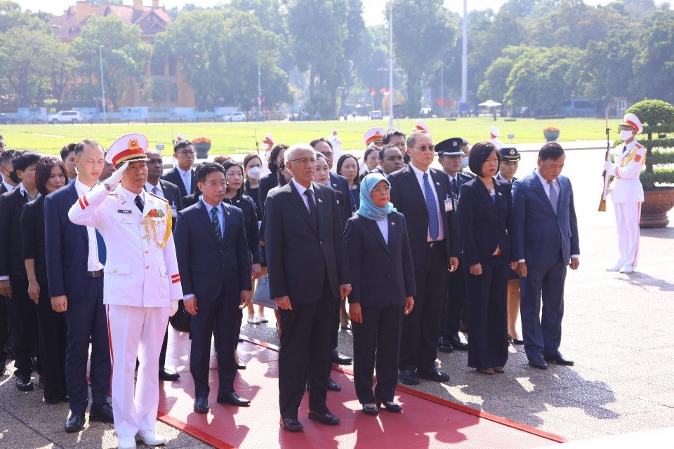 Tổng thống Cộng hòa Singapore Halimah Yacob tưởng niệm Chủ tịch Hồ Chí Minh. (Ảnh: Văn Điệp/TTXVN)