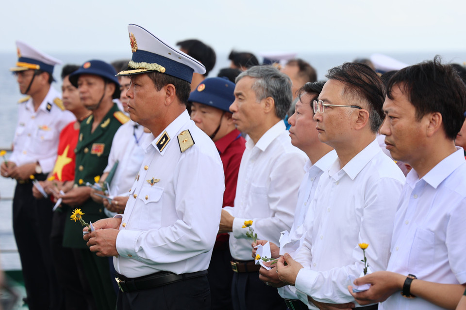 Các đại biểu kiều bào tham dự Lễ tưởng niệm cán bộ, chiến sỹ hy sinh tại quần đảo Trường Sa vì sự nghiệp bảo vệ chủ quyền biển, đảo Tổ quốc trong không khí nghiêm trang và xúc động tại boong tàu Trường Sa 571. (Ảnh: Diệp Trương/TTXVN)