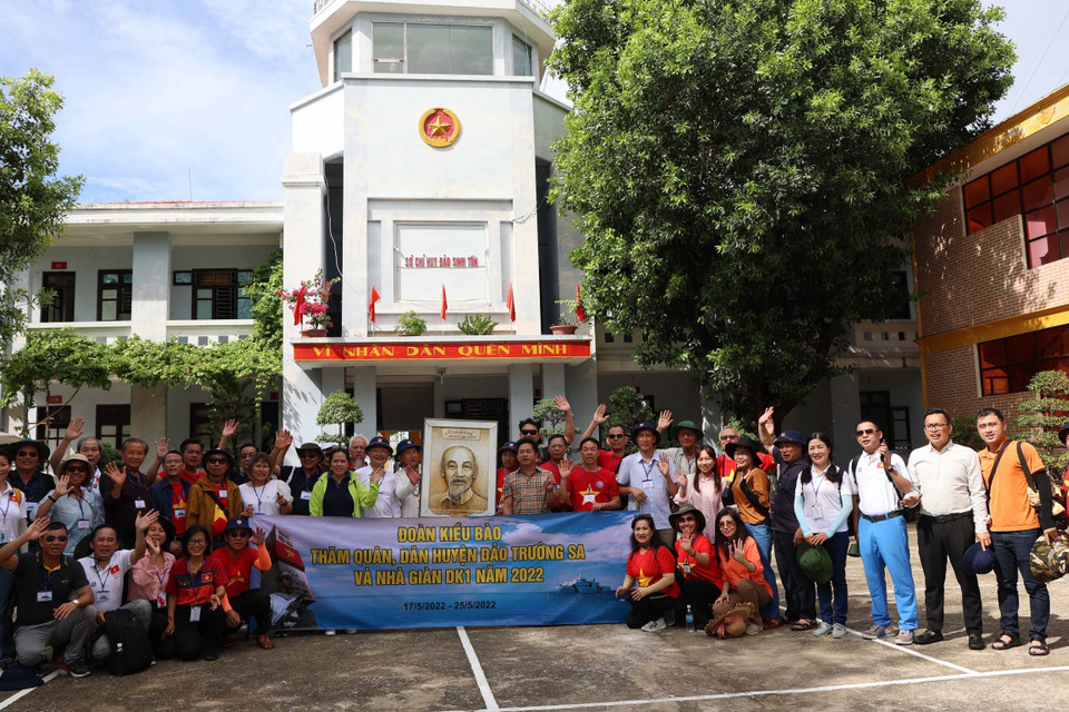 Bà con kiều bào thăm người dân, cán bộ, chiến sỹ đảo Sinh Tồn. (Ảnh: Diệp Trương/TTXVN)