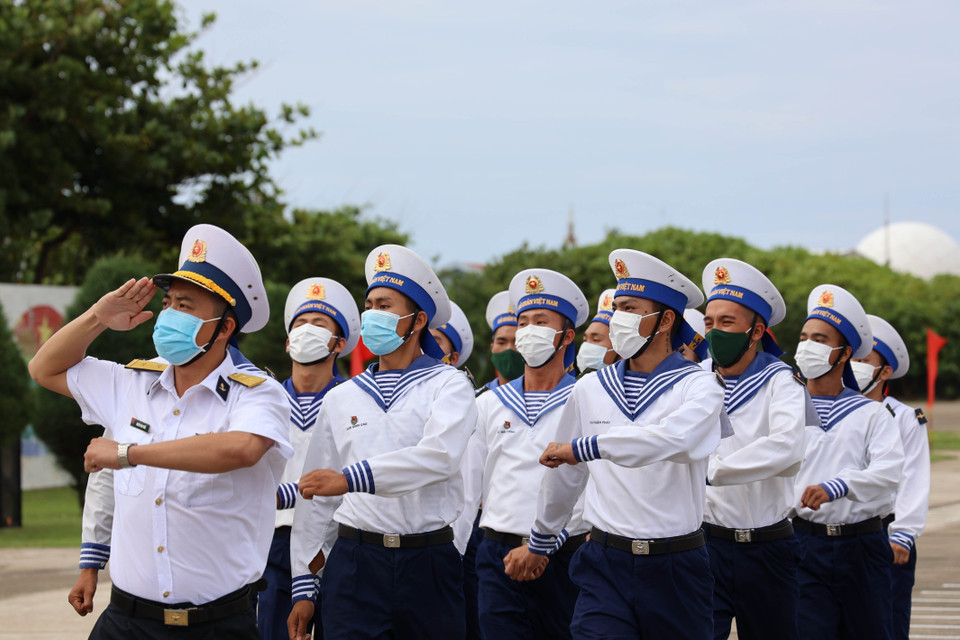 Đoàn công tác số 8 làm lễ chào cờ tại đảo Trường Sa trong chuyến thăm quân, dân huyện đảo Trường Sa và Nhà giàn DK1. (Ảnh: Diệp Trương/TTXVN)