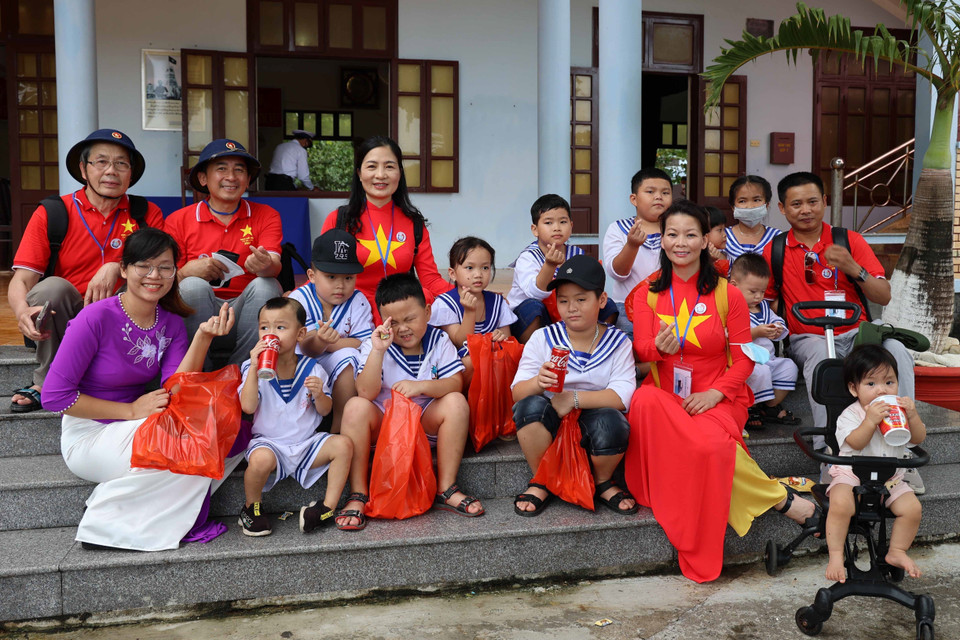 Bà con kiều bào tặng quà cho các cháu nhỏ tại đảo Trường Sa. (Ảnh: Diệp Trương/TTXVN)