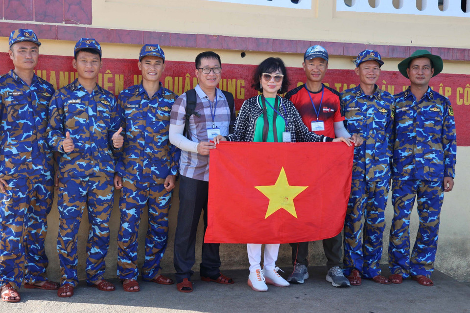 Bà con kiều bào thăm các chiến sỹ tại đảo Đá Lớn A. (Ảnh: Diệp Trương/TTXVN)