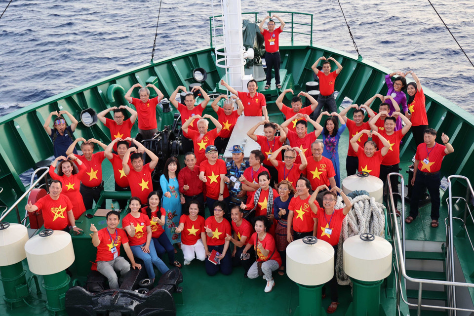 Hơn 40 kiều bào đến từ 17 quốc gia trên thế giới thăm quân và dân huyện đảo Trường Sa và Nhà giàn DK1. (Ảnh: Diệp Trương/TTXVN)