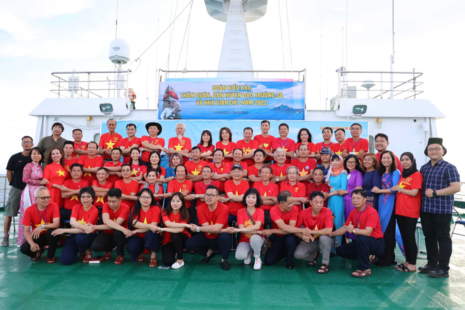 Hơn 40 kiều bào đến từ 17 quốc gia trên thế giới thăm quân, dân huyện đảo Trường Sa và Nhà giàn DK1. (Ảnh: Diệp Trương/TTXVN)