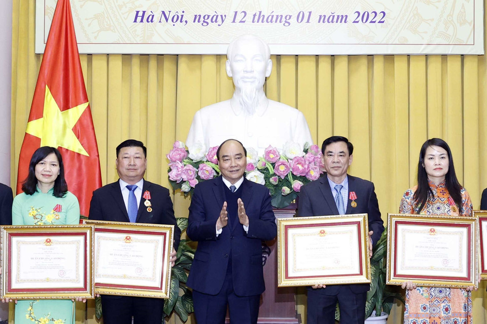 Chủ tịch nước Nguyễn Xuân Phúc trao tặng Huân chương Lao động Hạng Nhất, Nhì cho các cá nhân. (Ảnh: Thống Nhất/TTXVN)