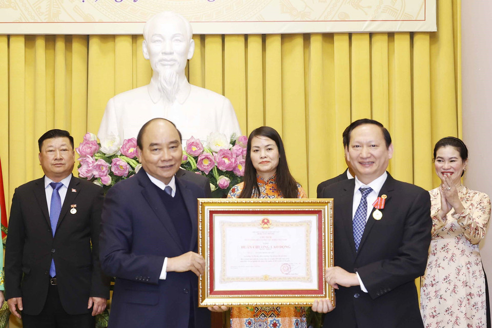Chủ tịch nước Nguyễn Xuân Phúc trao tặng Huân chương Lao động Hạng Nhất, Nhì cho các cá nhân. (Ảnh: Thống Nhất/TTXVN)