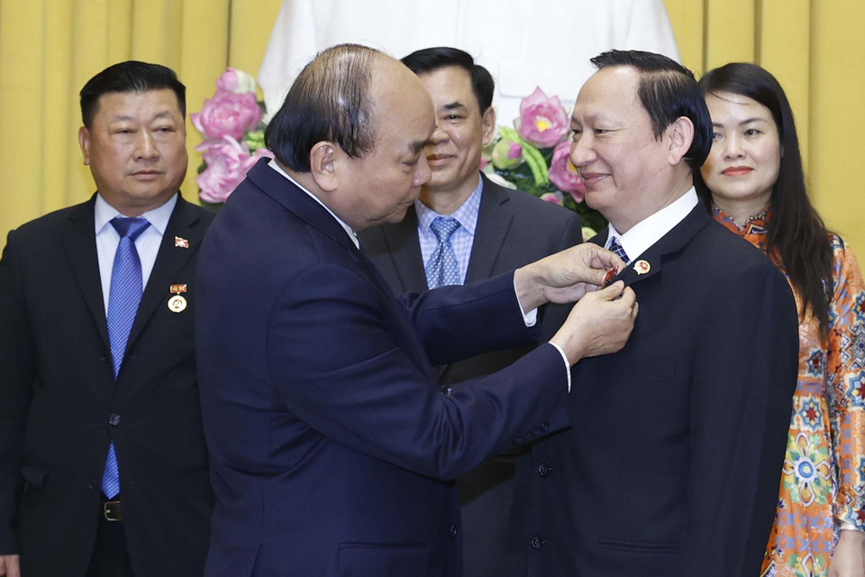 Chủ tịch nước Nguyễn Xuân Phúc trao tặng Huân chương Lao động Hạng Nhất, Nhì cho các cá nhân. (Ảnh: Thống Nhất/TTXVN)