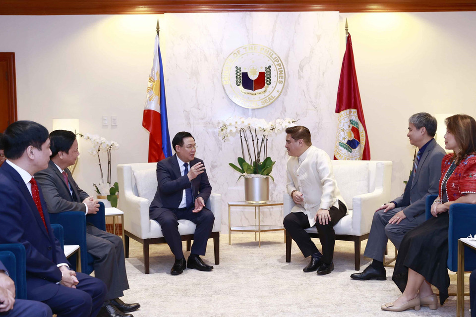 Chủ tịch Thượng viện Juan Miguel F. Zubiri tiếp thân mật Chủ tịch Quốc hội Vương Đình Huệ. (Ảnh: Doãn Tấn/TTXVN)