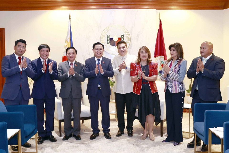 Chủ tịch Thượng viện Juan Miguel F. Zubiri và Chủ tịch Quốc hội Vương Đình Huệ với đại biểu. (Ảnh: Doãn Tấn/TTXVN)