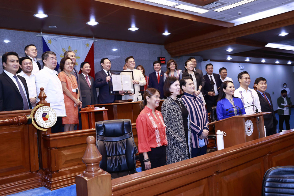 Chủ tịch Thượng viện Juan Miguel F. Zubiri trao Nghị quyết thúc đẩy quan hệ, hợp tác nghị viện giữa hai nước tại buổi dự khán phiên họp Thượng viện. (Ảnh: Doãn Tấn/TTXVN)