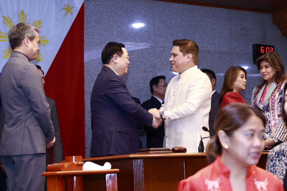 Chủ tịch Thượng viện Juan Miguel F. Zubiri và Chủ tịch Quốc hội Vương Đình Huệ tại buổi dự khán phiên họp Thượng viện. (Ảnh: Doãn Tấn/TTXVN)