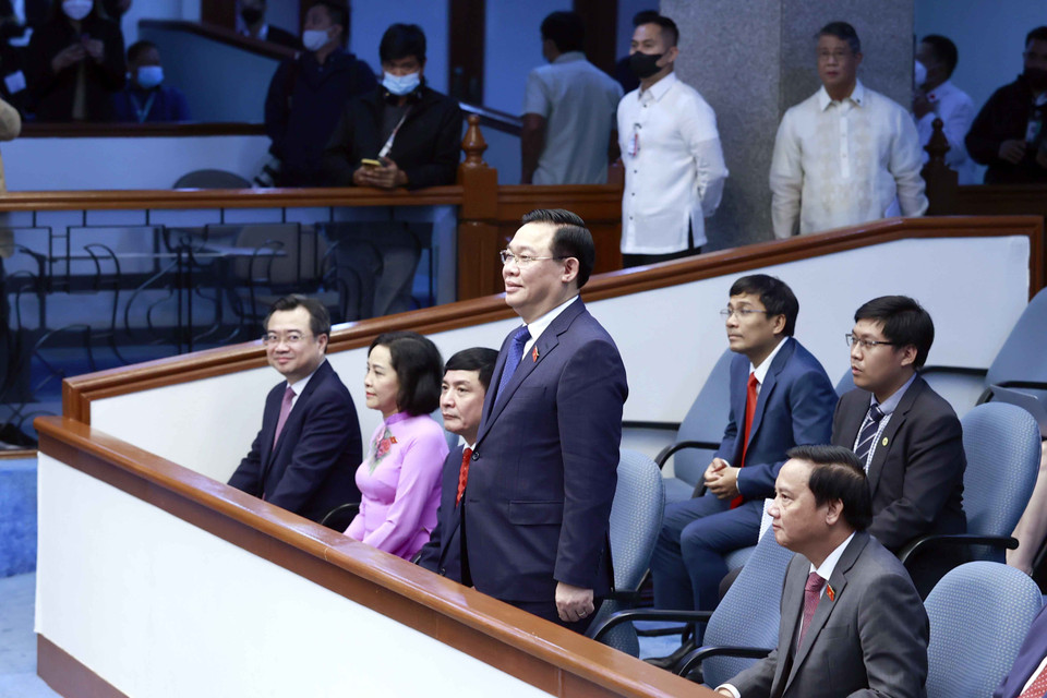 Chủ tịch Quốc hội Vương Đình Huệ và đại biểu đến buổi dự khán phiên họp Thượng viện. (Ảnh: Doãn Tấn/TTXVN)