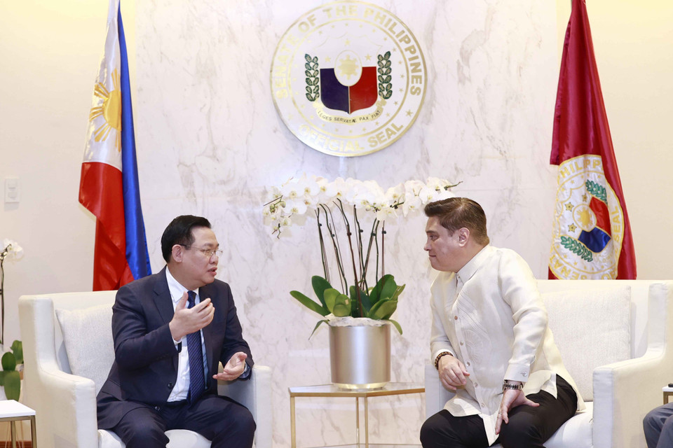 Chủ tịch Thượng viện Juan Miguel F. Zubiri tiếp thân mật Chủ tịch Quốc hội Vương Đình Huệ. (Ảnh: Doãn Tấn/TTXVN)