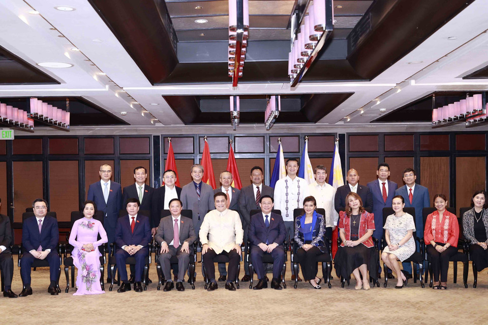 Chủ tịch Quốc hội Vương Đình Huệ và Chủ tịch Thượng viện Juan Miguel F. Zubiri với đại biểu. (Ảnh: Doãn Tấn/TTXVN)