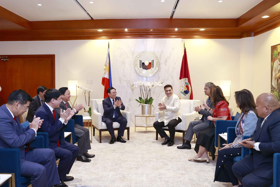 Chủ tịch Thượng viện Juan Miguel F. Zubiri tiếp thân mật Chủ tịch Quốc hội Vương Đình Huệ. (Ảnh: Doãn Tấn/TTXVN)