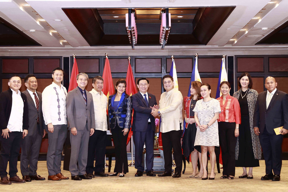 Chủ tịch Quốc hội Vương Đình Huệ và Chủ tịch Thượng viện Juan Miguel F. Zubiri với đại biểu. (Ảnh: Doãn Tấn/TTXVN)