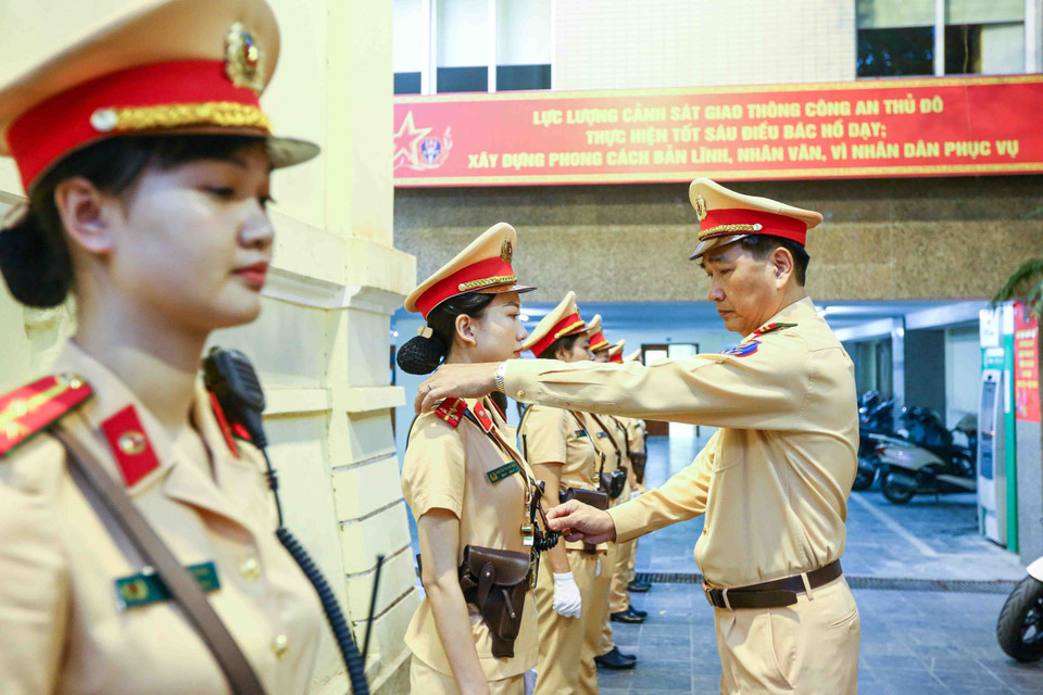 Đại tá Trần Đình Nghĩa, Trưởng phòng Cảnh sát Giao thông, Công an thành phố Hà Nội thăm hỏi, động viên cán bộ, chiến sỹ tại buổi lễ ra quân. (Ảnh: Phạm Kiên/TTXVN)