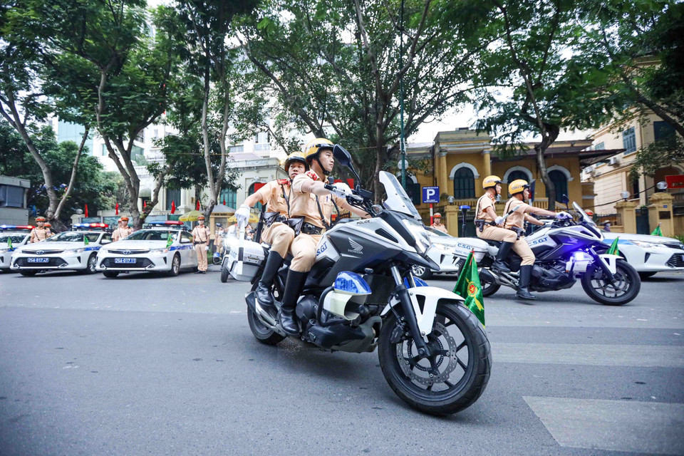 Lực lượng Cảnh sát Giao thông, Công an thành phố Hà Nội ra quân cao điểm đảm bảo trật tự an toàn giao thông. (Ảnh: Phạm Kiên/TTXVN)