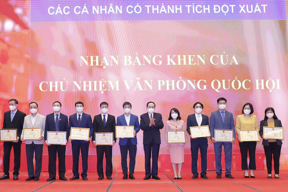 Phó Chủ tịch Thường trực Quốc hội Trần Thanh Mẫn tặng Bằng khen của Chủ nhiệm Văn phòng Quốc hội cho các cá nhân có thành tích xuất sắc. (Ảnh: Doãn Tấn/TTXVN)