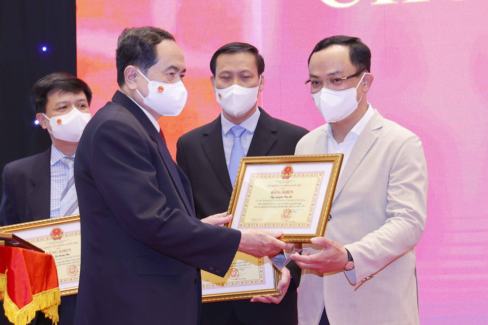 Phó Chủ tịch Thường trực Quốc hội Trần Thanh Mẫn tặng Bằng khen của Chủ nhiệm Văn phòng Quốc hội cho các cá nhân có thành tích xuất sắc. (Ảnh: Doãn Tấn/TTXVN)