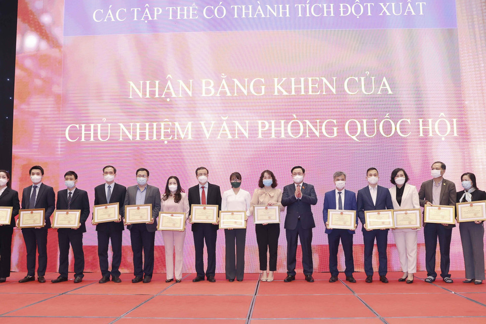 Chủ tịch Quốc hội Vương Đình Huệ trao Bằng khen của Chủ nhiệm Văn phòng Quốc hội cho các tập thể có thành tích xuất sắc. (Ảnh: Doãn Tấn/TTXVN)