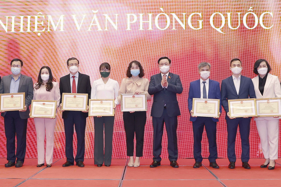 Chủ tịch Quốc hội Vương Đình Huệ trao Bằng khen của Chủ nhiệm Văn phòng Quốc hội cho các tập thể có thành tích xuất sắc. (Ảnh: Doãn Tấn/TTXVN)
