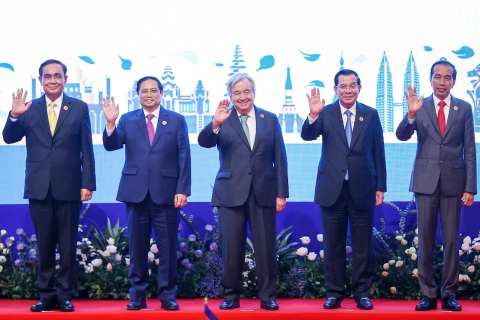 Lãnh đạo các nước ASEAN chụp cảnh cùng Tổng Thư ký Liên hợp quốc Antonio Guterres. (Ảnh: Dương Giang/TTXVN)
