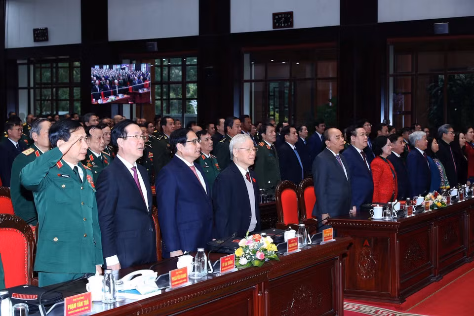 Tổng Bí thư Nguyễn Phú Trọng và các đại biểu thực hiện nghi lễ chào cờ. (Ảnh: TTXVN)