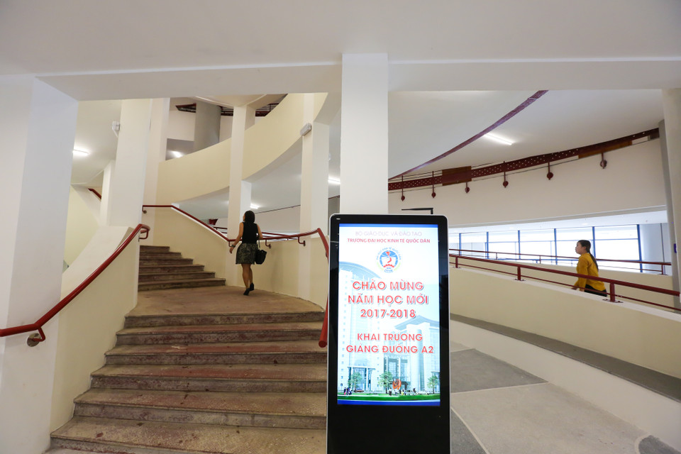 Sau một thời gian dài háo hức chờ đợi, cuối cùng sinh viên Kinh tế quốc dân đã có thể thực sự đặt chân vào 'ngôi nhà' mới đẹp như mơ của mình. (Ảnh: Minh Sơn/Vietnam+)