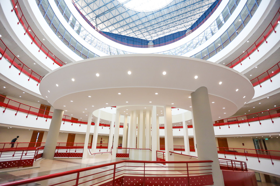 Hành lang trung tâm dễ khiến nhiều người choáng ngợp khi lần đầu chứng kiến bởi lối thiết kế độc đáo, đặc sắc. (Ảnh: Minh Sơn/Vietnam+)