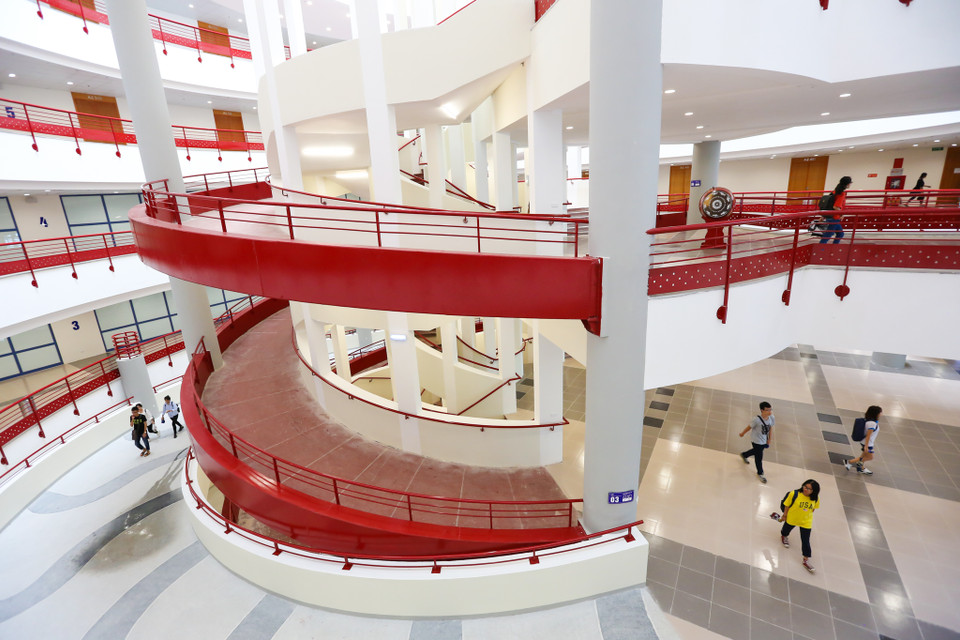 Hệ thống cầu thang được chia làm 2 phần riêng biệt dành cho người đi bộ và người khuyết tật. (Ảnh: Minh Sơn/Vietnam+)