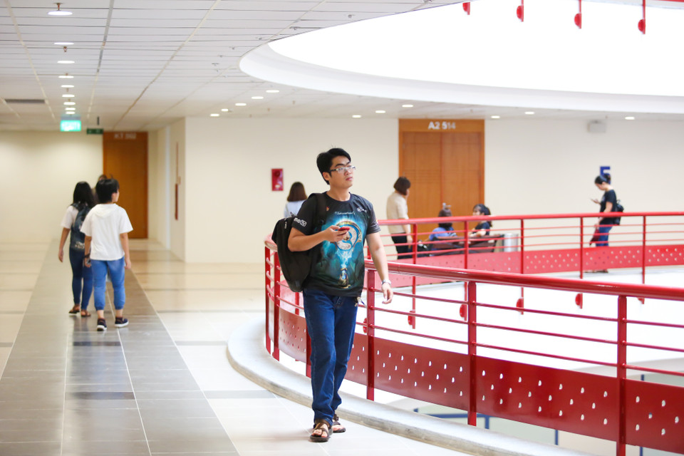 Hệ thống đèn led hiện đại chạy dọc sảnh hành lang. (Ảnh: Minh Sơn/Vietnam+)