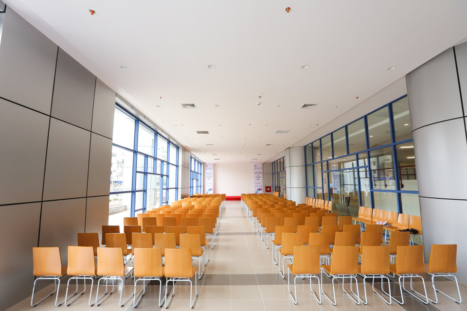 'Tòa nhà thế kỷ' với môi trường học tập hiện đại này chắc hẳn sẽ giúp các tân sinh viên thêm phần phấn chấn khi bước vào một năm học mới đầy hứa hẹn. (Ảnh: Minh Sơn/Vietnam+)