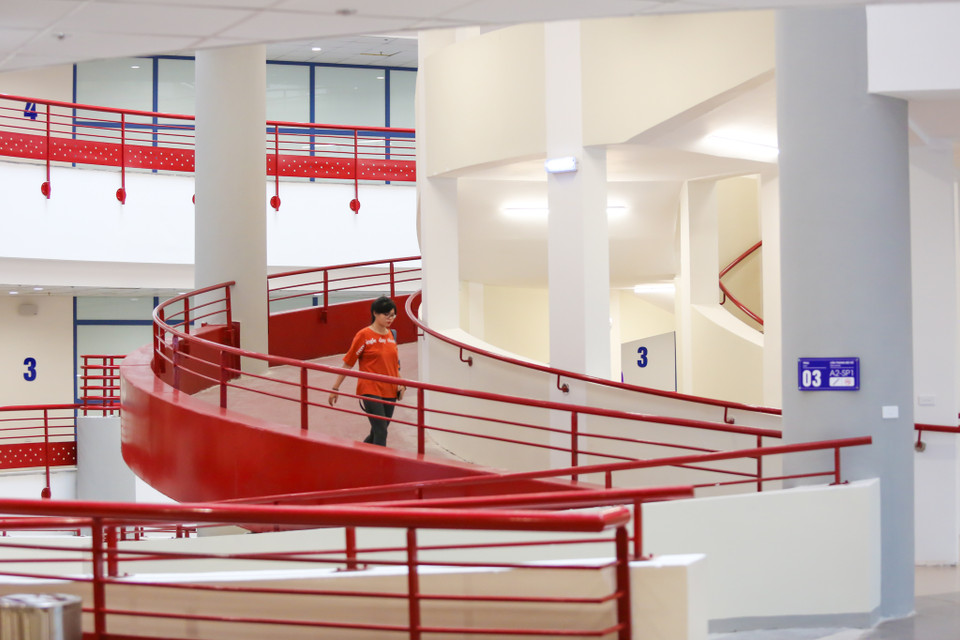 Việc khánh thành tòa nhà này đã giúp trường Kinh tế quốc dân giải quyết 100% chỗ học cho các sinh viên. (Ảnh: Minh Sơn/Vietnam+)