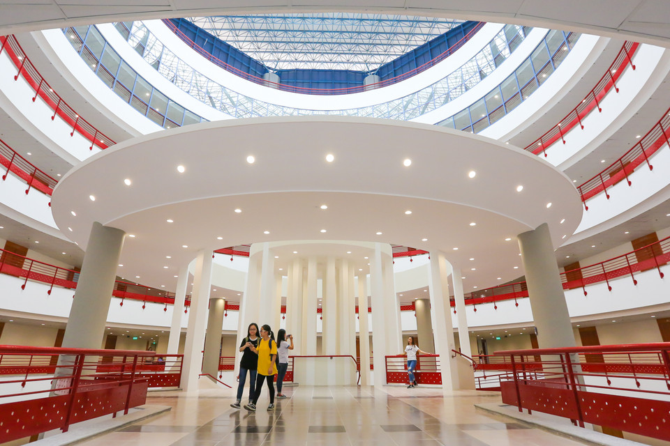 Trong năm học mới 2017 - 2018, hàng ngàn sinh viên Kinh tế quốc dân sẽ được học trong một tòa nhà mới hiện đại bậc nhất Việt Nam. (Ảnh: Minh Sơn/Vietnam+)