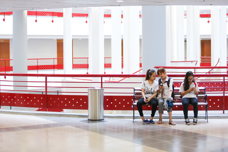 Dàn ghế ngồi hiện đại được lắp đặt dọc hành lang giúp các sinh viên dễ dàng họp nhóm trao đổi bài vở. (Ảnh: Minh Sơn/Vietnam+)