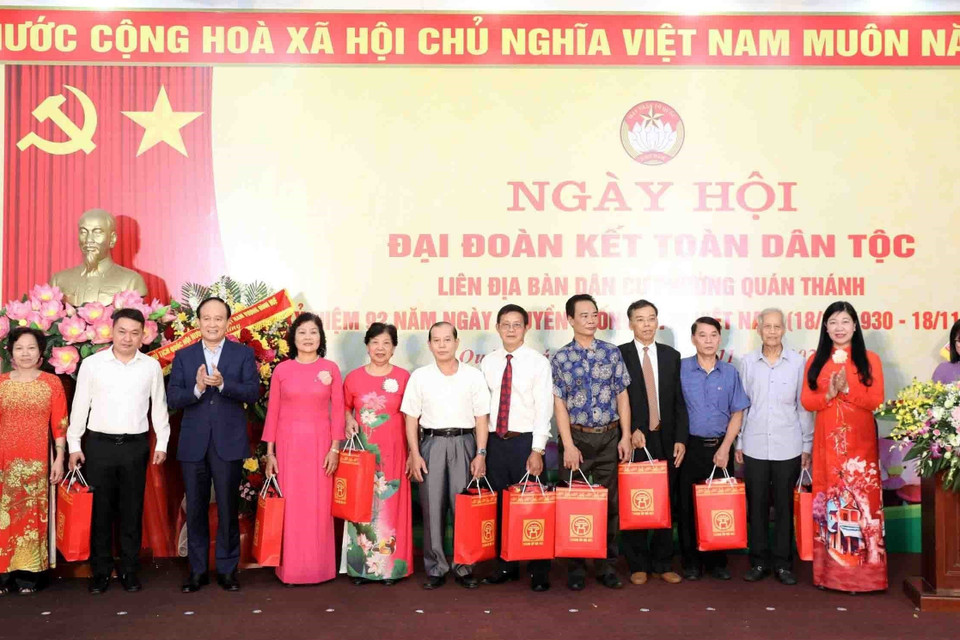 Chủ tịch Hội đồng Nhân dân thành phố Hà Nội Nguyễn Ngọc Tuấn và Chủ tịch Ủy ban Mặt trận Tổ quốc Việt Nam thành phố Hà Nội Nguyễn Lan Hương tặng quà cho 10 hộ gia đình tiêu biểu phường Quán Thánh. (Ảnh: Minh Đức/TTXVN)