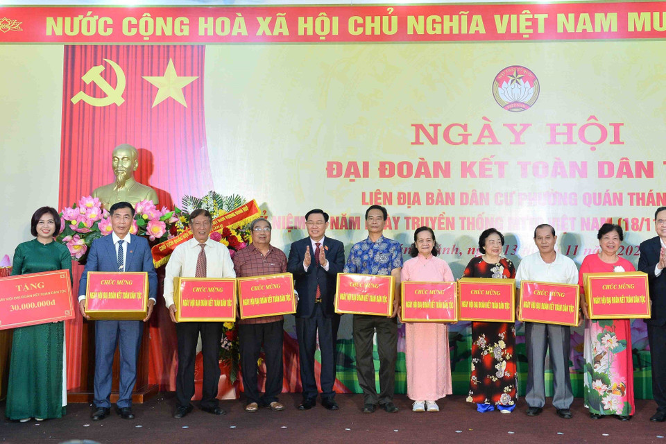 Chủ tịch Quốc hội Vương Đình Huệ và Phó Chủ tịch Thường trực Quốc hội Trần Thanh Mẫn tặng quà cho các đơn vị thuộc phường Quán Thánh, quận Ba Đình, Hà Nội. (Ảnh: Minh Đức/TTXVN) 