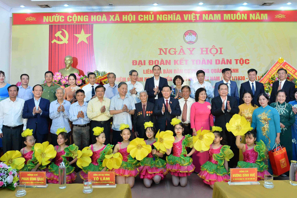 Chủ tịch Quốc hội Vương Đình Huệ và Phó Chủ tịch Thường trực Quốc hội Trần Thanh Mẫn cùng các đại biểu phường Quán Thánh, Hà Nội. (Ảnh: Minh Đức/TTXVN)